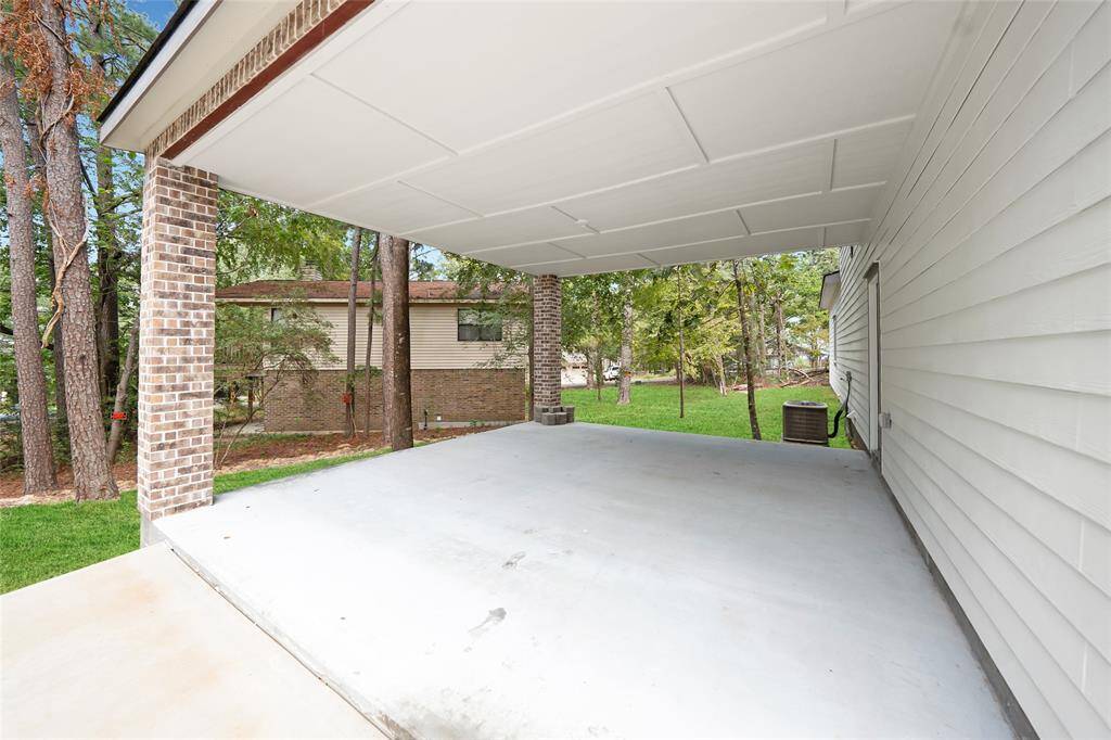 This carport is a great spot for storing your boat, offering easy access and protection, all while fitting perfectly with the rest of the home. It’s an ideal feature for anyone who loves spending time on the water!