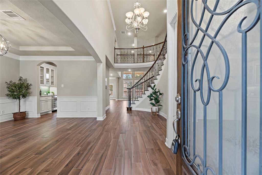 With a perspective like this one, you'll never get tired of walking through your front door!