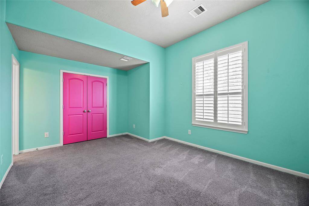 Cozy and versatile secondary bedroom, ideal for rest or a creative space, with large windows bringing in natural light.