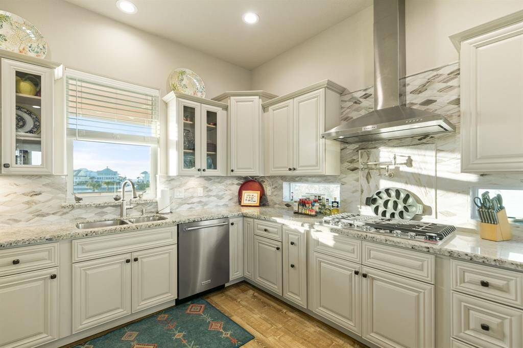 Lots of counter & cabinet space.