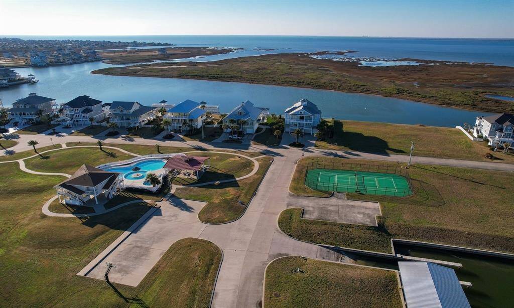 Community amenities include pool, tennis court, basketball court & pavillion.