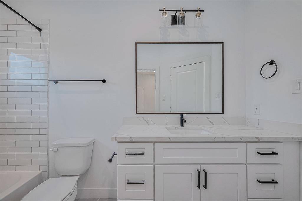 Guest bathroom.