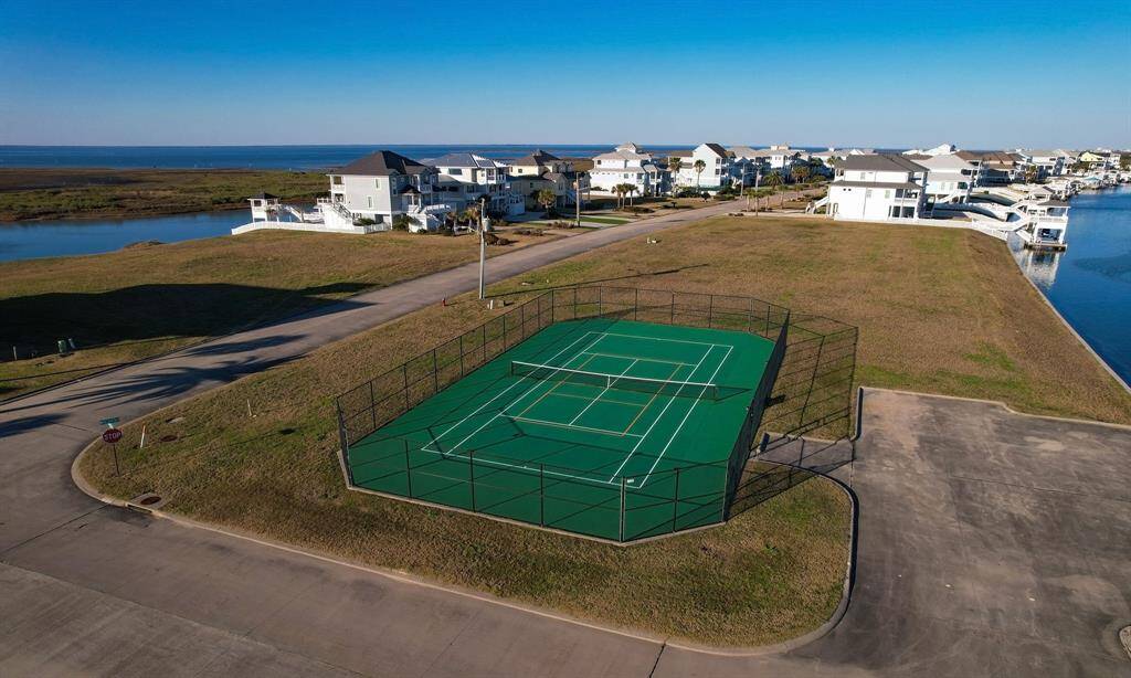 Community tennis court