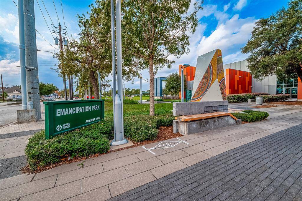 Emancipation Park is only 4 blocks away!