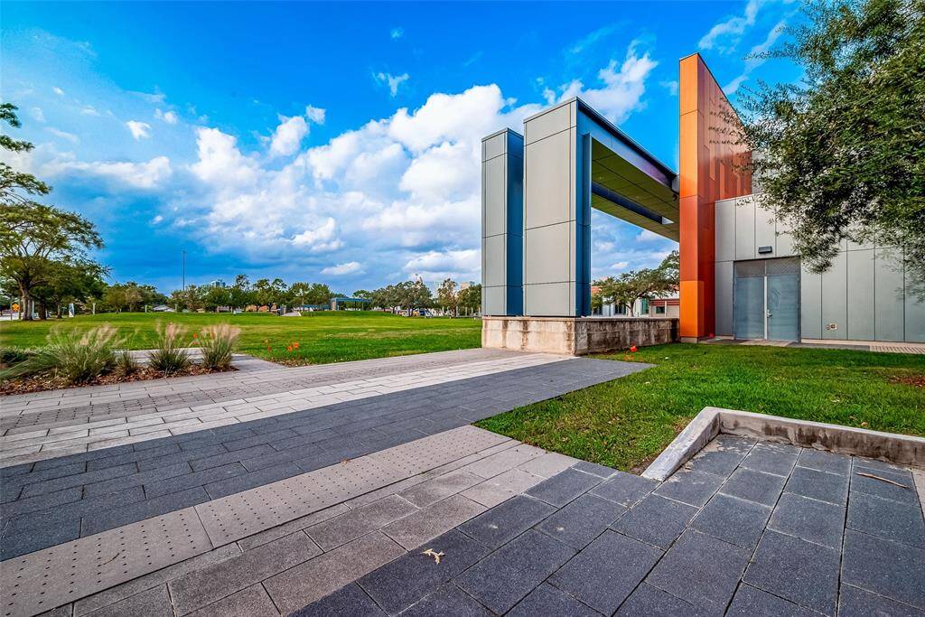 Huge public park with many amenities!