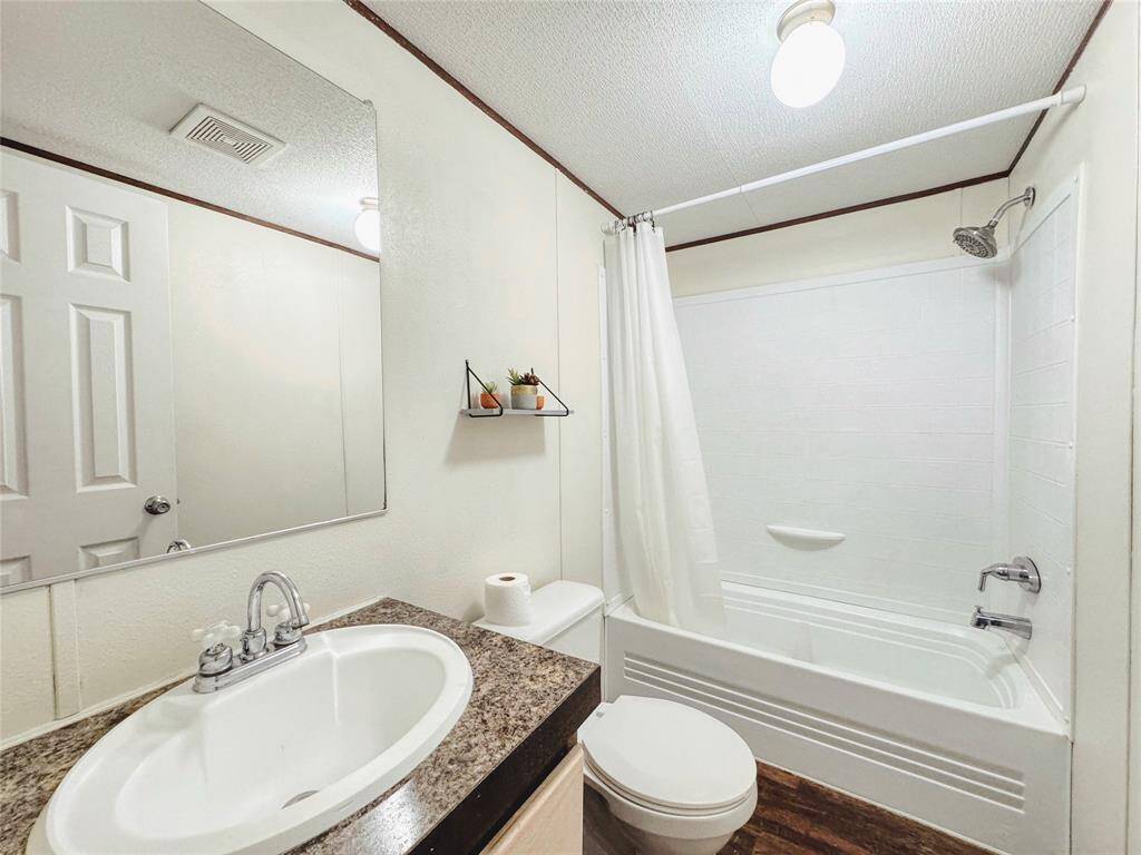 Full bath #2 with tub/shower combo
