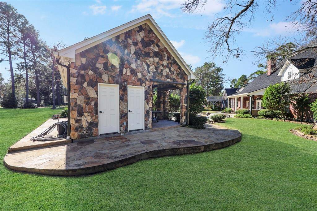 The outdoor half bath and storage room are so convenient for the pool area and kitchen. The outdoor kitchen space and bathroom was recently repainted.