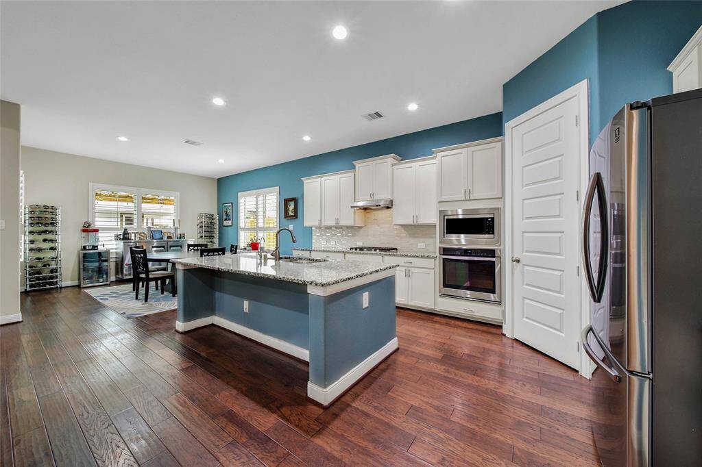 The gourmet kitchen is sure to delight your family chef with the upgraded 6-burner gas cooktop.