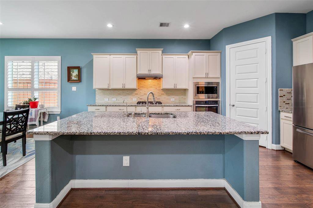 Friends and family will love to gather around the large granite island - with extra seating or serving options.