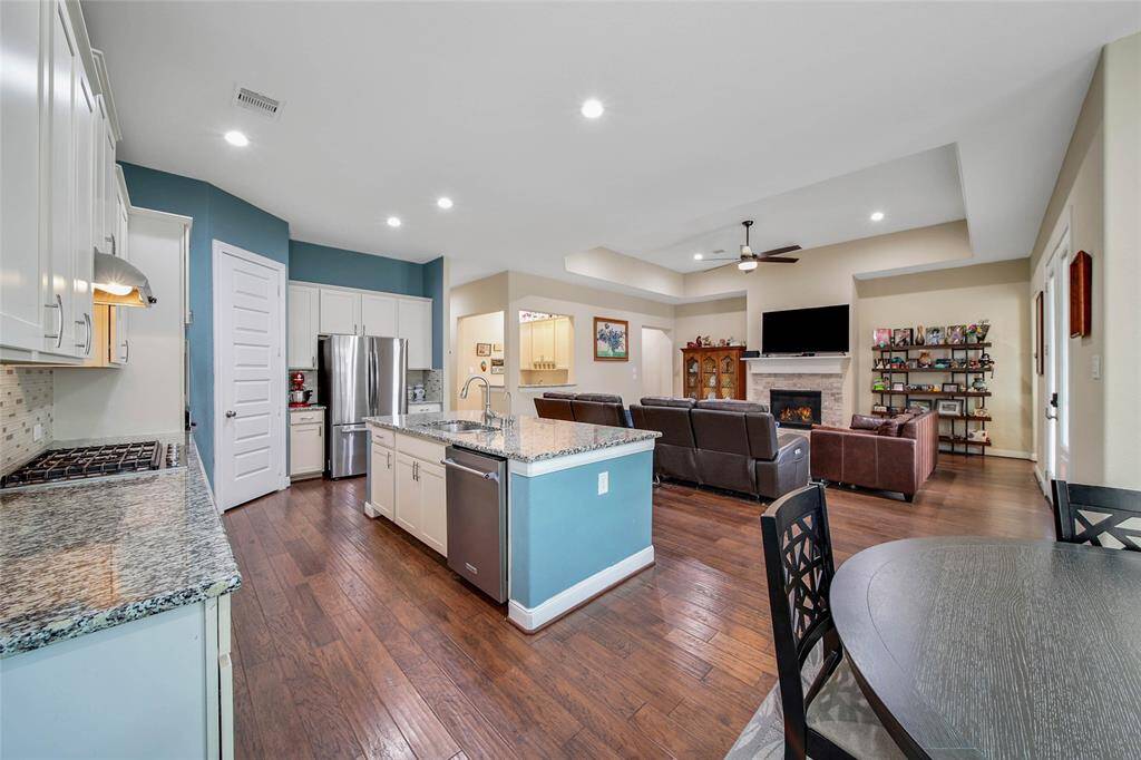 There's room for multiple cooks to work together in this kitchen.