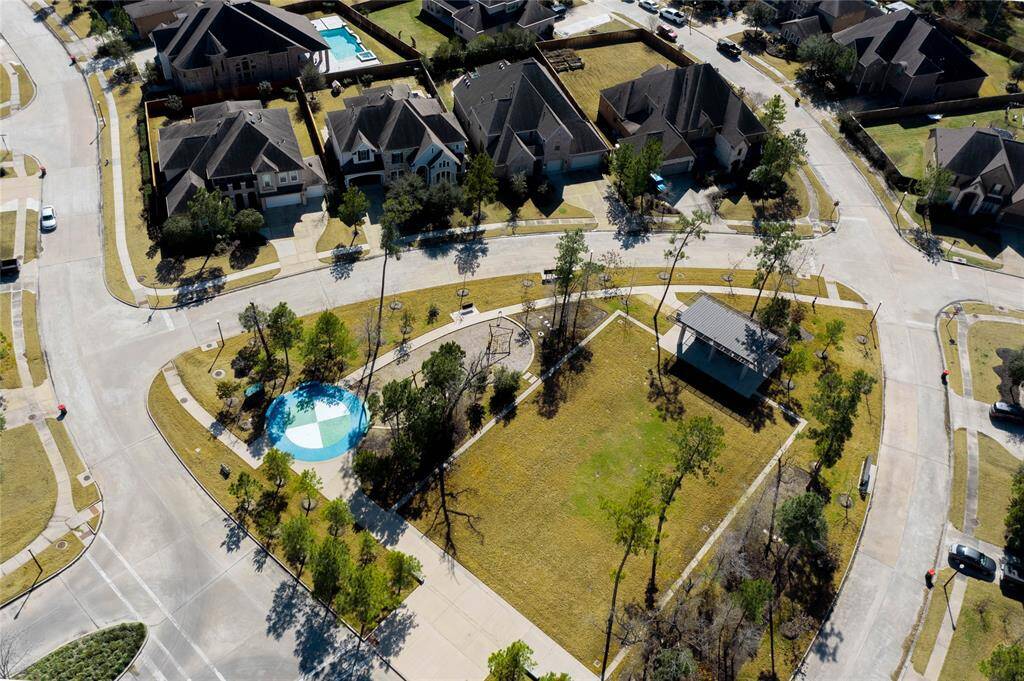 Steps from the community park area and just a short stroll to the community clubhouse, gym, and pool.