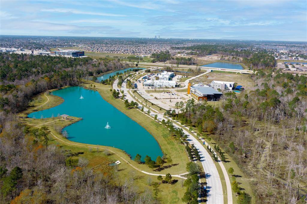 Check out the tons of nearby shopping that includes Kroger, HEB, Chic fil A, Starbucks, and so much more! A shopping center at the front of the neighborhood includes Berkeley Eye Center, a coffee shop, and workout studios.