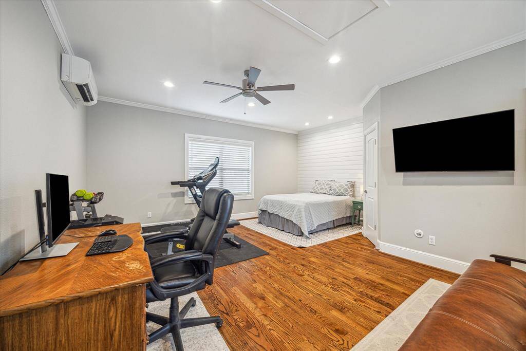 The garage apartment can serve as an additional bedroom for guests, complete with a full bathroom. It can also be transformed into a home gym, office, playroom, or study.
