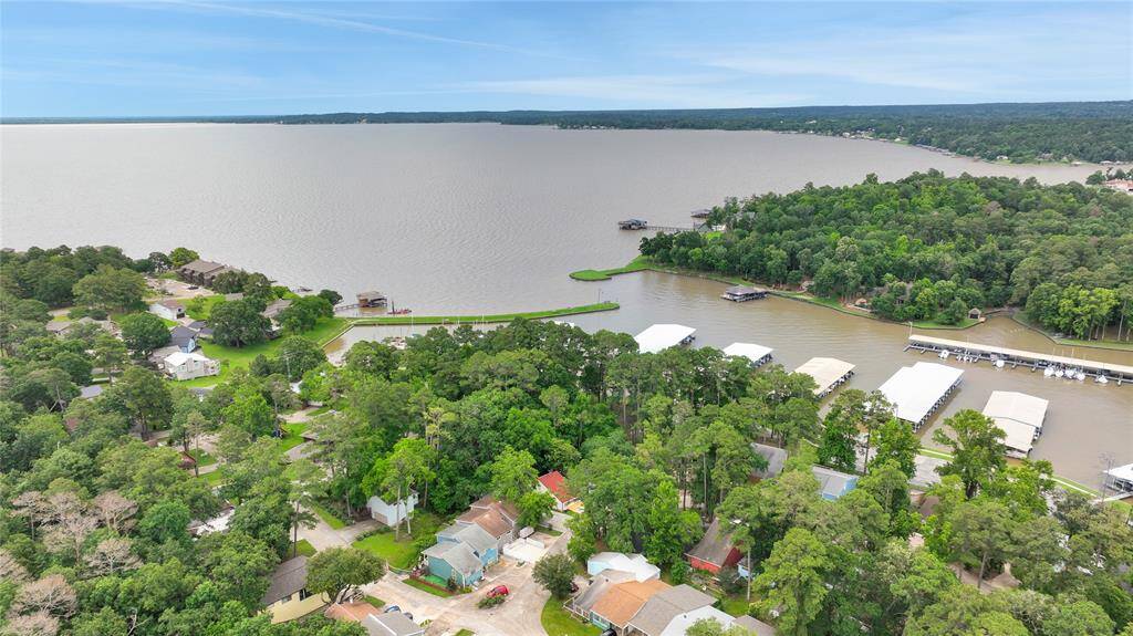 Just a short walk to Cape Royale marina for days on the lake!