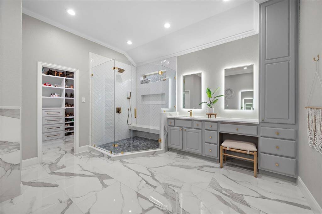 Also providing a dream walk-in closet with shelving and built-in drawers.