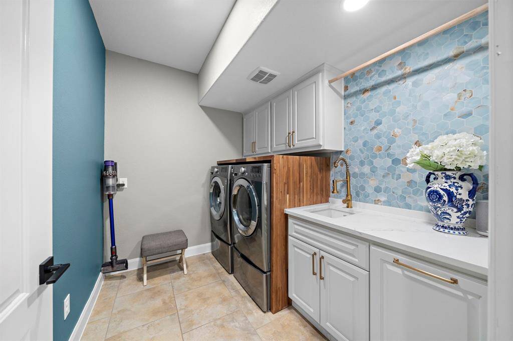 This laundry room does not make laundry sound so bad.