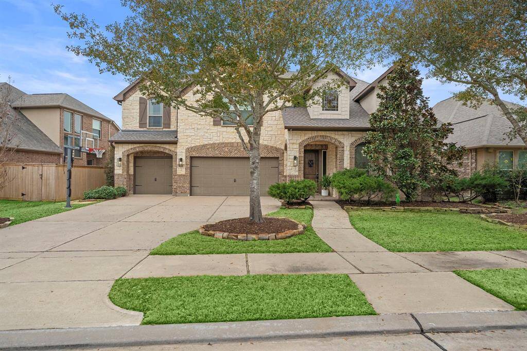 Located in the heart of Cinco Ranch, enjoy premier community amenities like pools,golf courses, parks, and trails