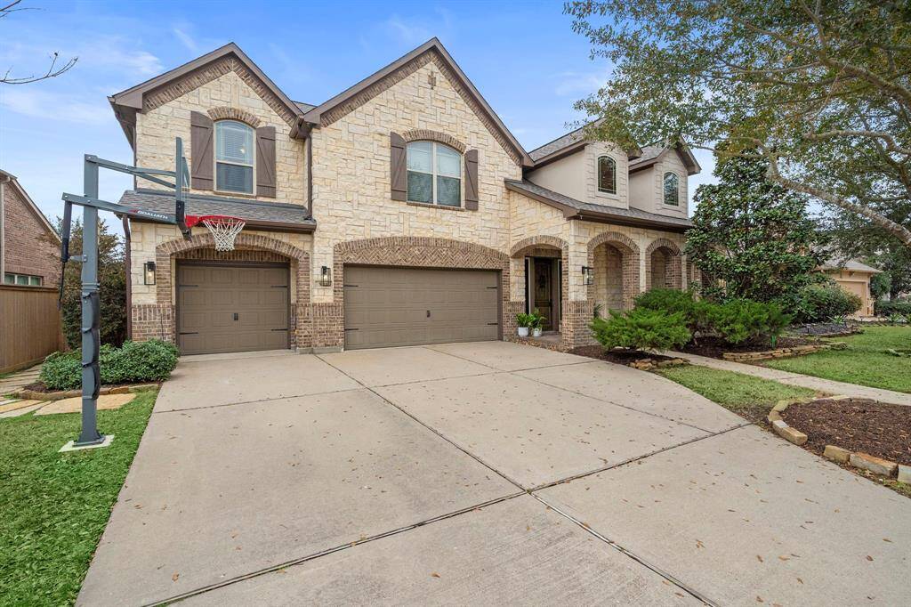 Zoned to award-winning Katy ISD schools, this homeis the perfect blend of elegance and convenience.