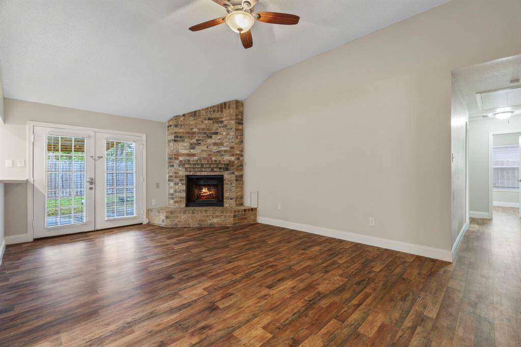 FAMILY ROOM/FIREPLACE