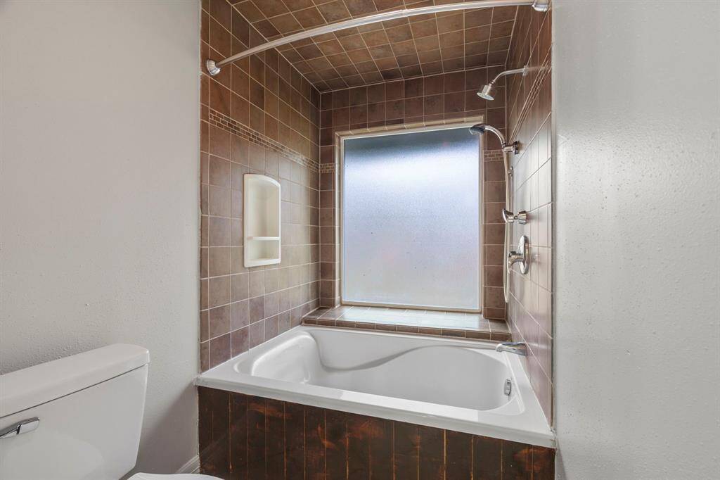 PRIMARY BATHROOM/GARDEN TUB