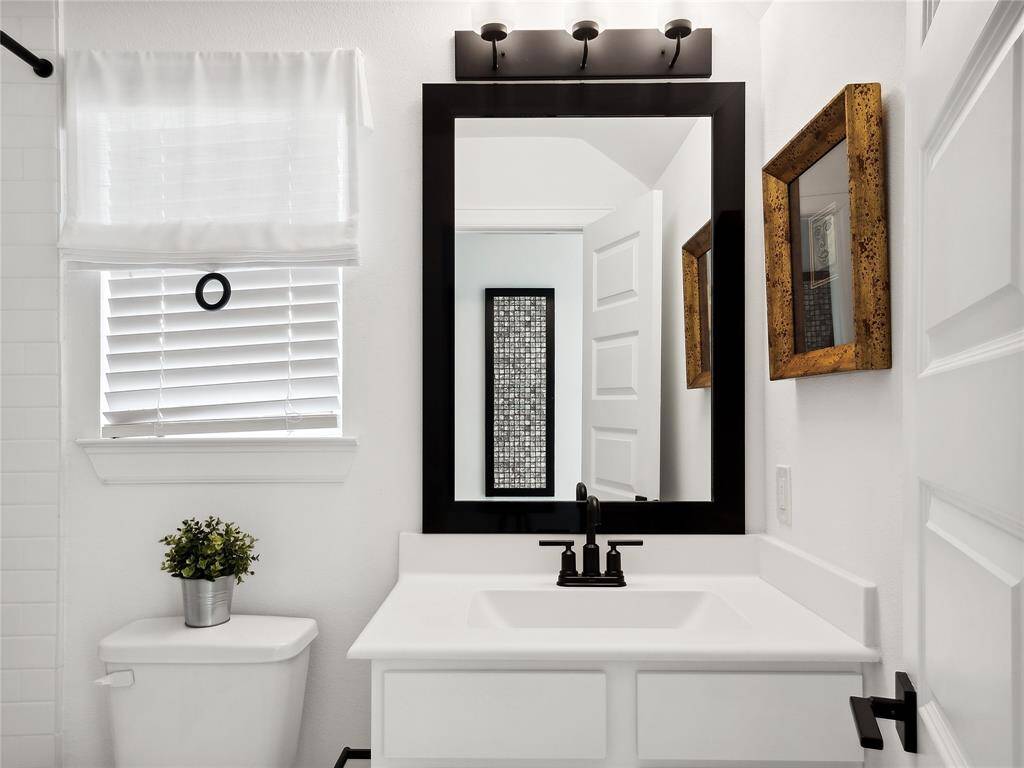 Hall bath (*Photo not of actual home and used for illustration purposes only.)