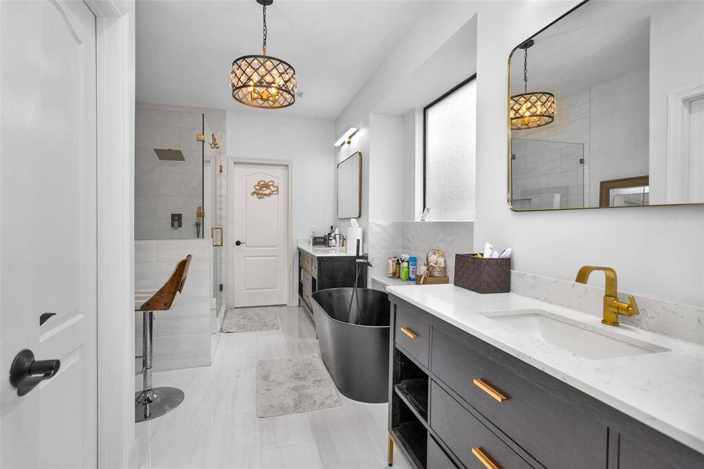 Primary ensuite bathroom.