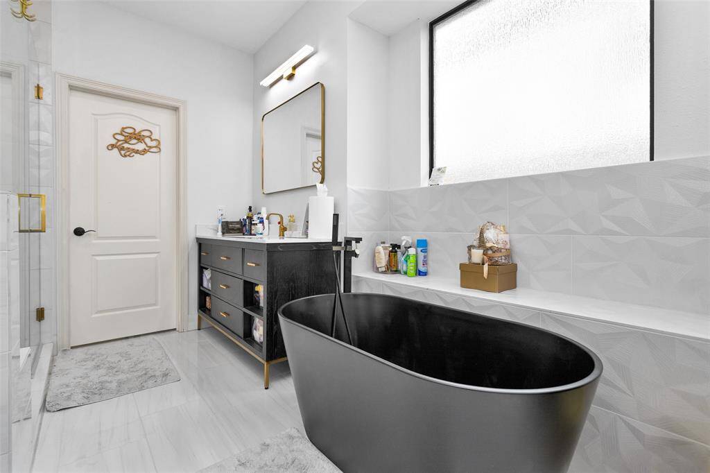 Show stopping soaking tub.