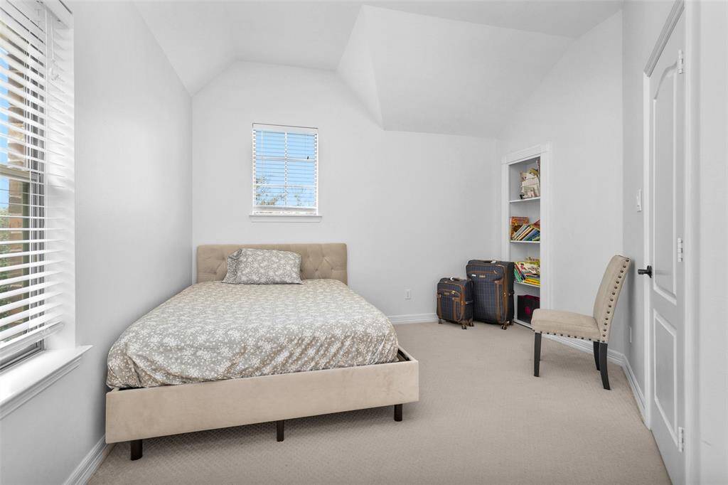 Second bedroom.