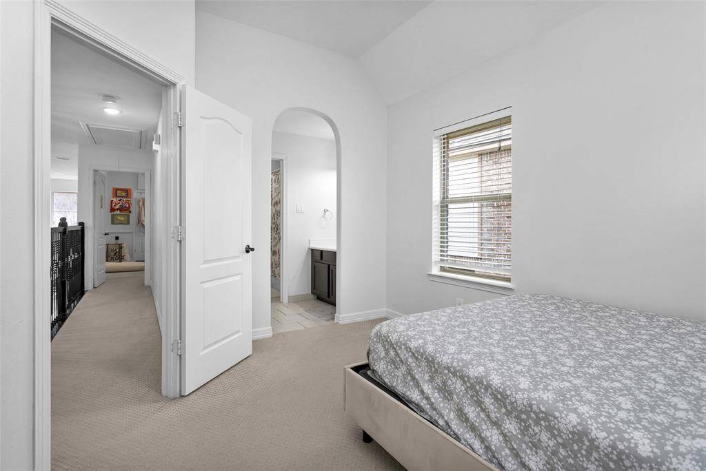 Second bedroom.