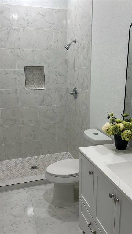 Fully renovated main bathroom featuring a modern shower and stylish finishes.