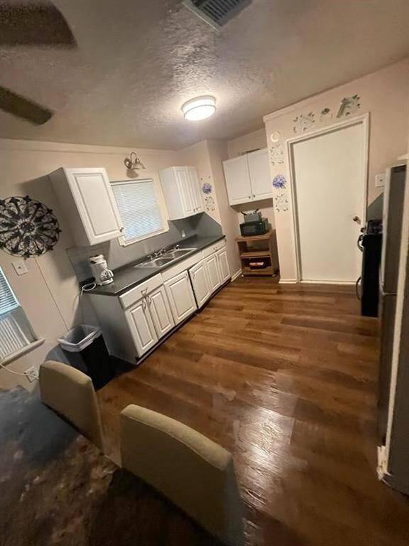 Dining to kitchen