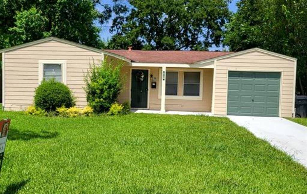 Street view with curb appeal!
