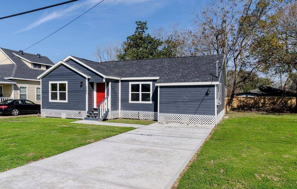 Charming 4-bed, 2-bath home with modern updates! Spacious open floor plan, fresh interiors, and a spacious backyard. Move-in ready in a great location!