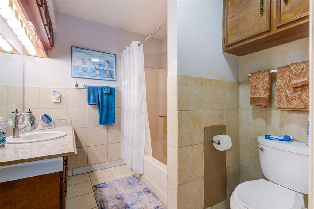 Upstairs full bathroom