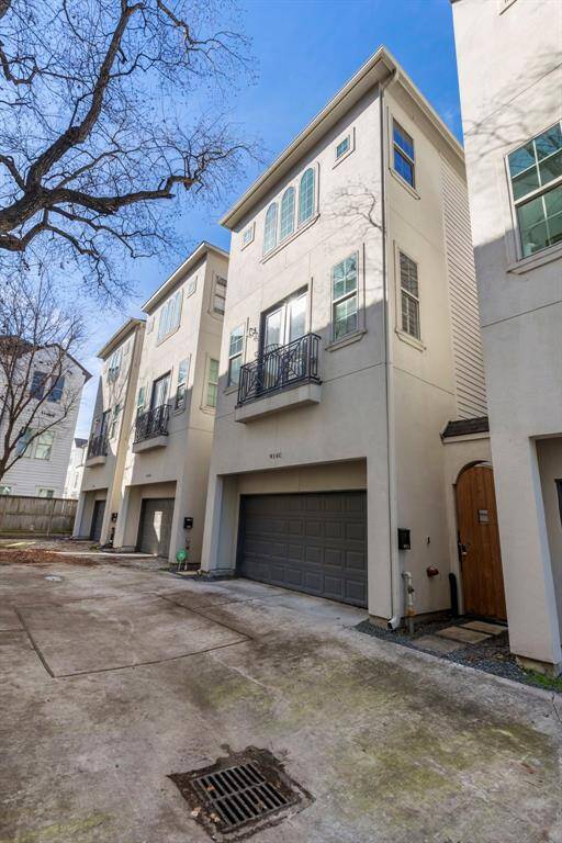 Beautiful stucco home in The Heights!