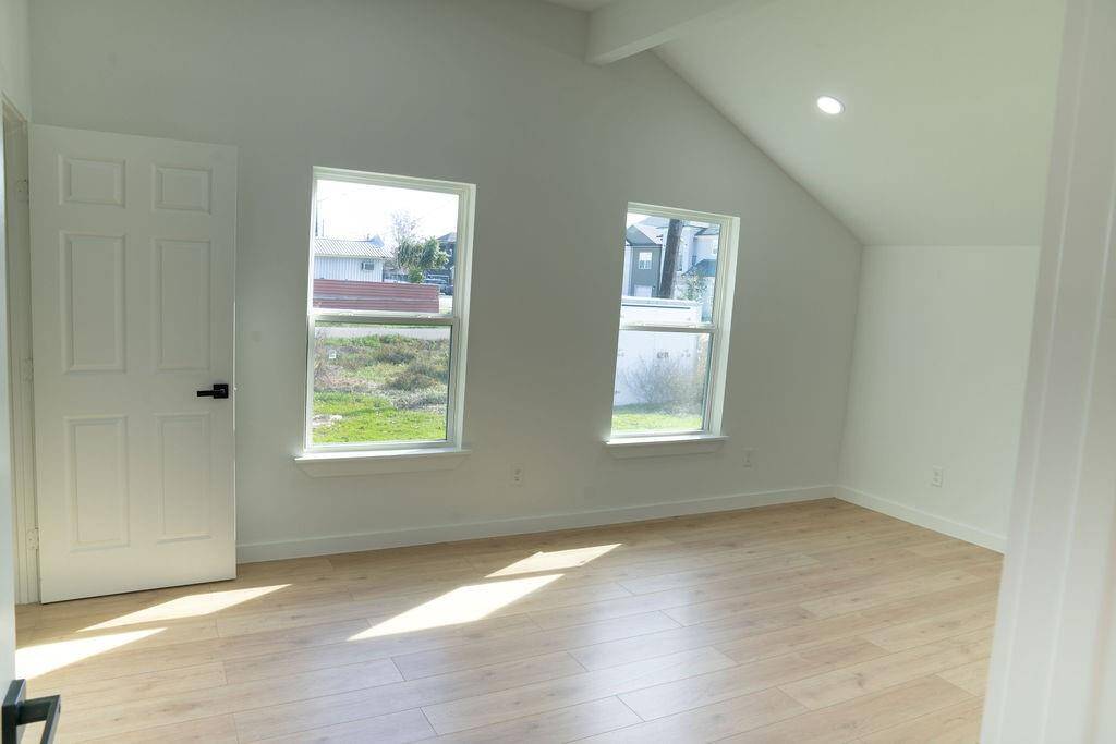 Spacious main bedroom with plenty of natural light and a cozy atmosphere!