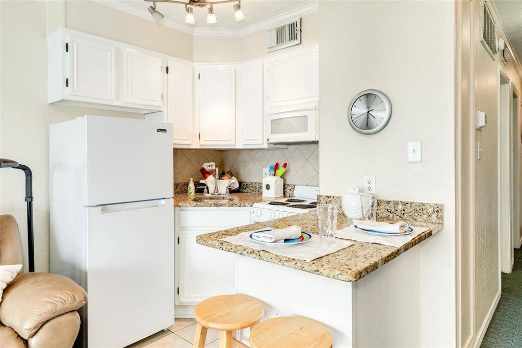 Nice sized refrigerator in kitchen.