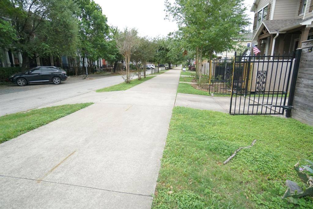 The Nicholson Biking and Running Trail, conveniently located behind the house