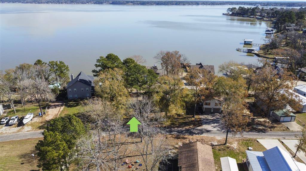 Lake access is easy with a public launch just at the entry of the subdivision