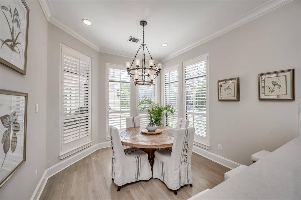 Plenty of light in the generously-sized breakfast room!