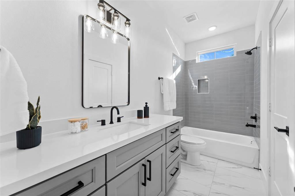 1st floor full bathroom