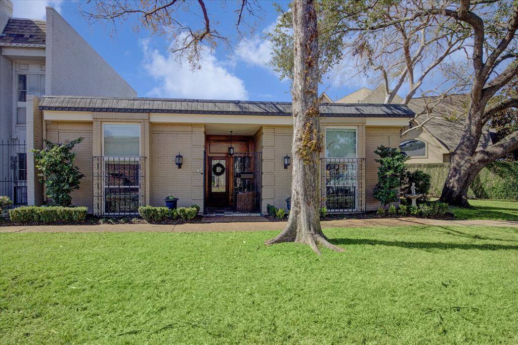 Located on one of the prettiest courtyards in Townhome Manor.
