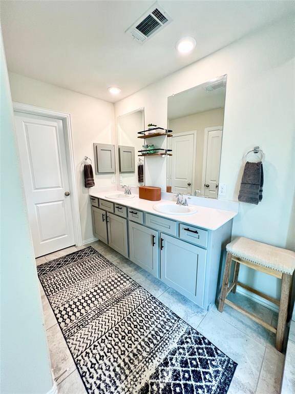Spacious primary room
