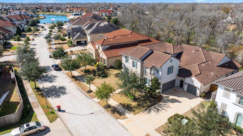 with the lake and the premium lot you have enough space to spread your legs