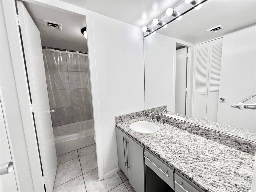 Bathroom with tub/shower
