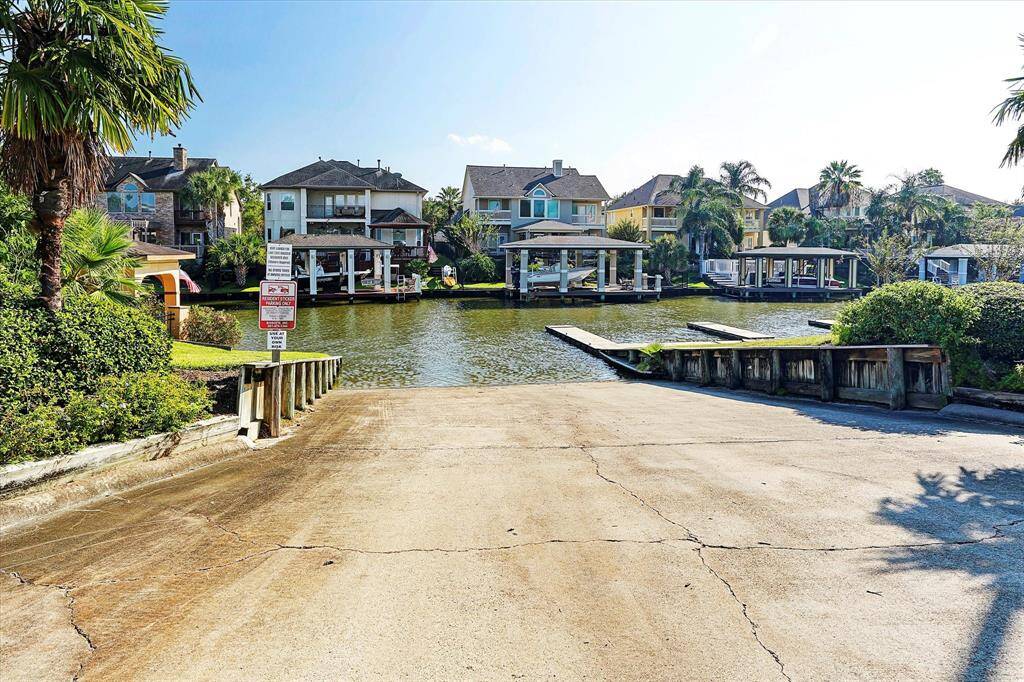 A PRIVATE BOAT RAMP IS PART OF THE HOA AND OFFERS ACCESS TO CLEAR LAKE AND GALVESTON BAY.