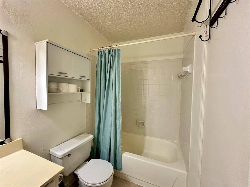 Bathroom 1 view 3