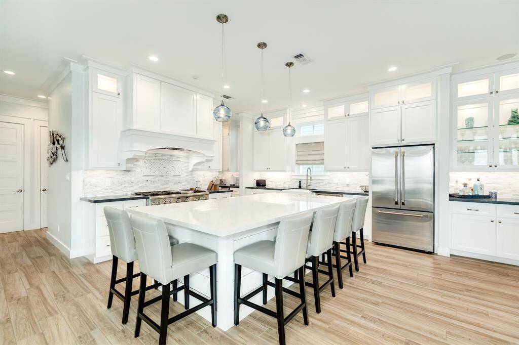 Plenty of room to socialize!  See the dry-bar to the right.