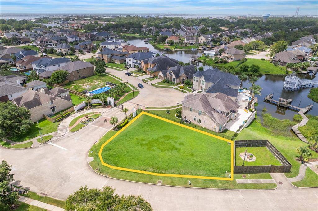 CORNER LOT WITH VIEW OF THE CANAL ADJOINS MILLION DOLLAR PROPERTIES.  OUTLINE IS AN ESTIMATE.  VERIFY WITH SURVEY.