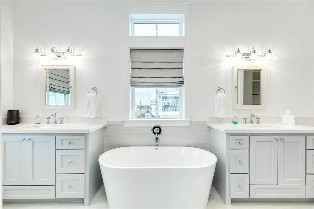 Cant' you just see yourself soaking/relaxing in this amazing bathroom?